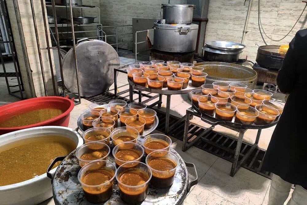 طبخ و توزیع اطعام بین نیازمندان از سوی مسجد جامع گلشن گرگان