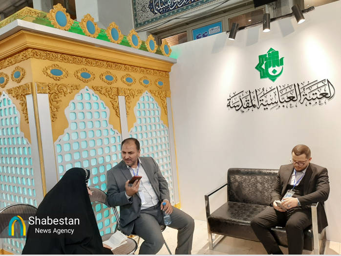 نمایش قرآن ویژه «ثمرات الاربعین» با دست خط زائران اربعین در غرفه عتبه عباسیه