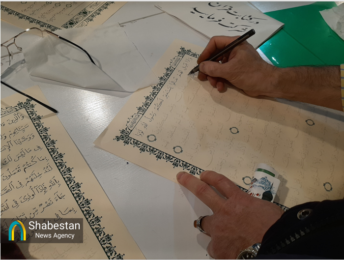 نمایش قرآن ویژه «ثمرات الاربعین» با دست خط زائران اربعین در غرفه عتبه عباسیه