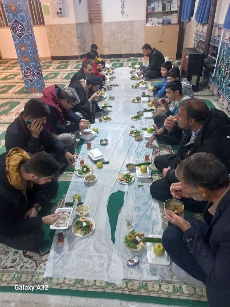 سفره افطاری در مسجد قمربنی هاشم(ع) شهرستان گیلانغرب برپا شد