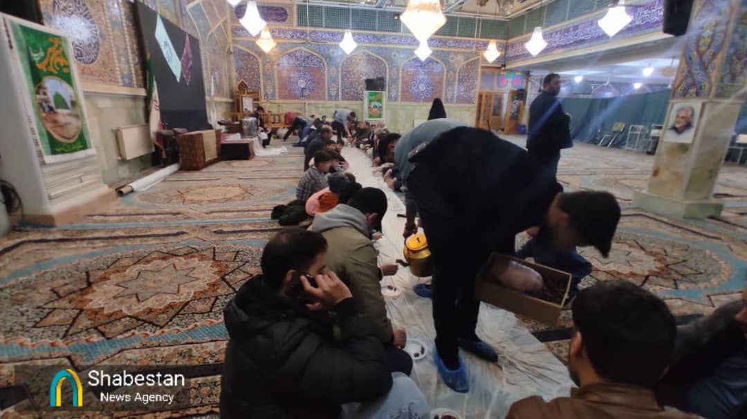 افطاری ساده در جوار حرم سیدجلالدین اشرف