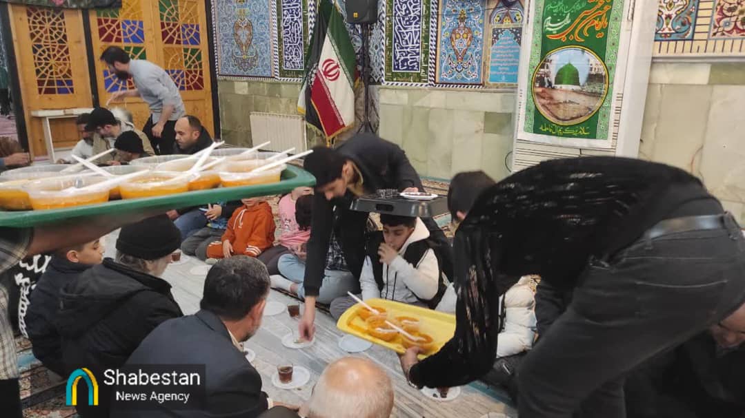 افطاری ساده در جوار حرم سیدجلالدین اشرف