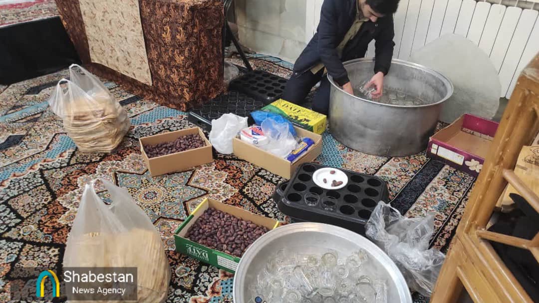 افطاری ساده در جوار حرم سیدجلالدین اشرف