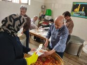 طبخ و توزیع بیش از ۹۰۰ پرس غذای گرم بین خانواده‌های عزتمند کرمانشاهی