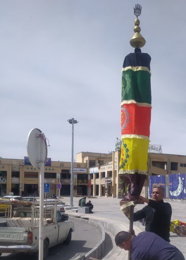 نصب کتلهای عزا به مناسبت شهادت امامعلی(ع) در شهرکرد