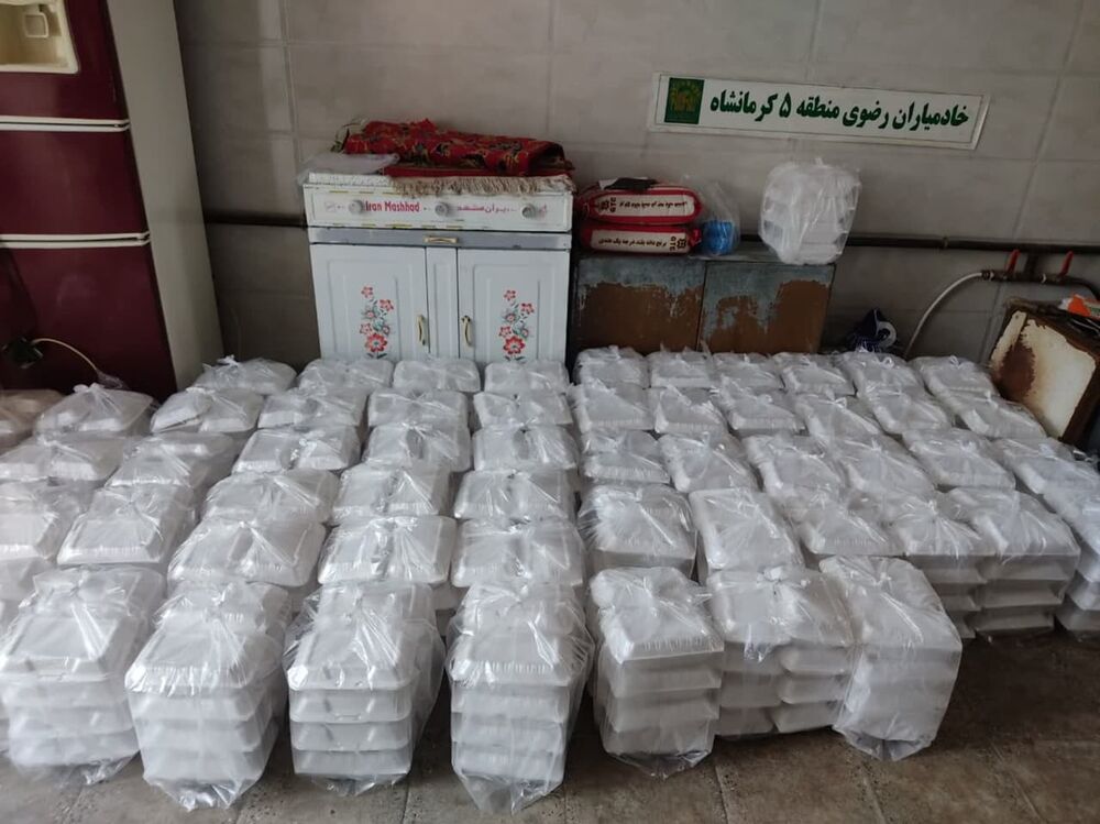 طبخ و توزیع بیش از ۹۰۰ پرس غذای گرم بین خانوادههای عزتمند کرمانشاهی