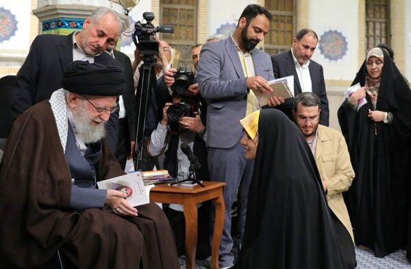 روایتی شاعرانه از دیدار رمضانیه با رهبری