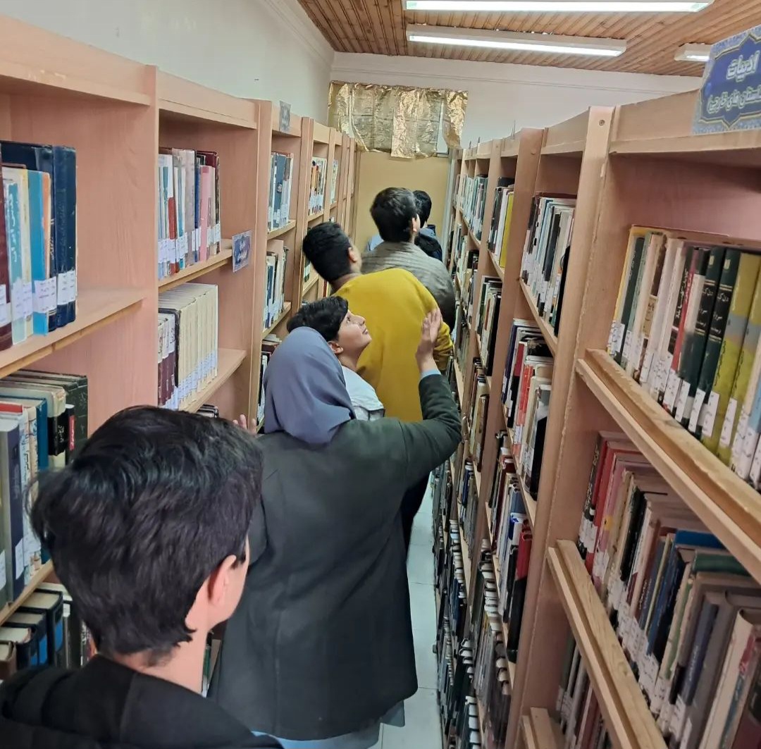 برپایی نماز جماعت به همراه تفسر و بیان احکام شرعی در کانون شهید مطهری