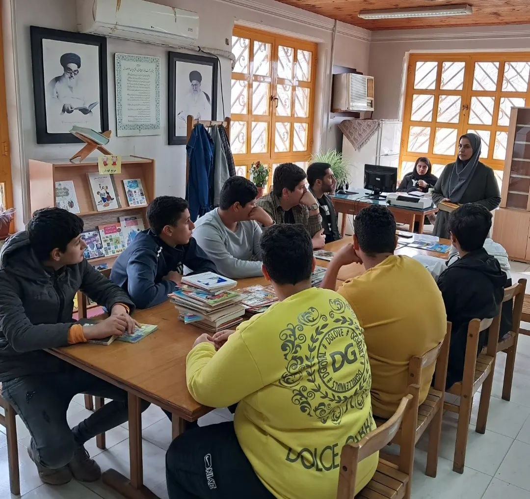 برپایی نماز جماعت به همراه تفسر و بیان احکام شرعی در کانون شهید مطهری