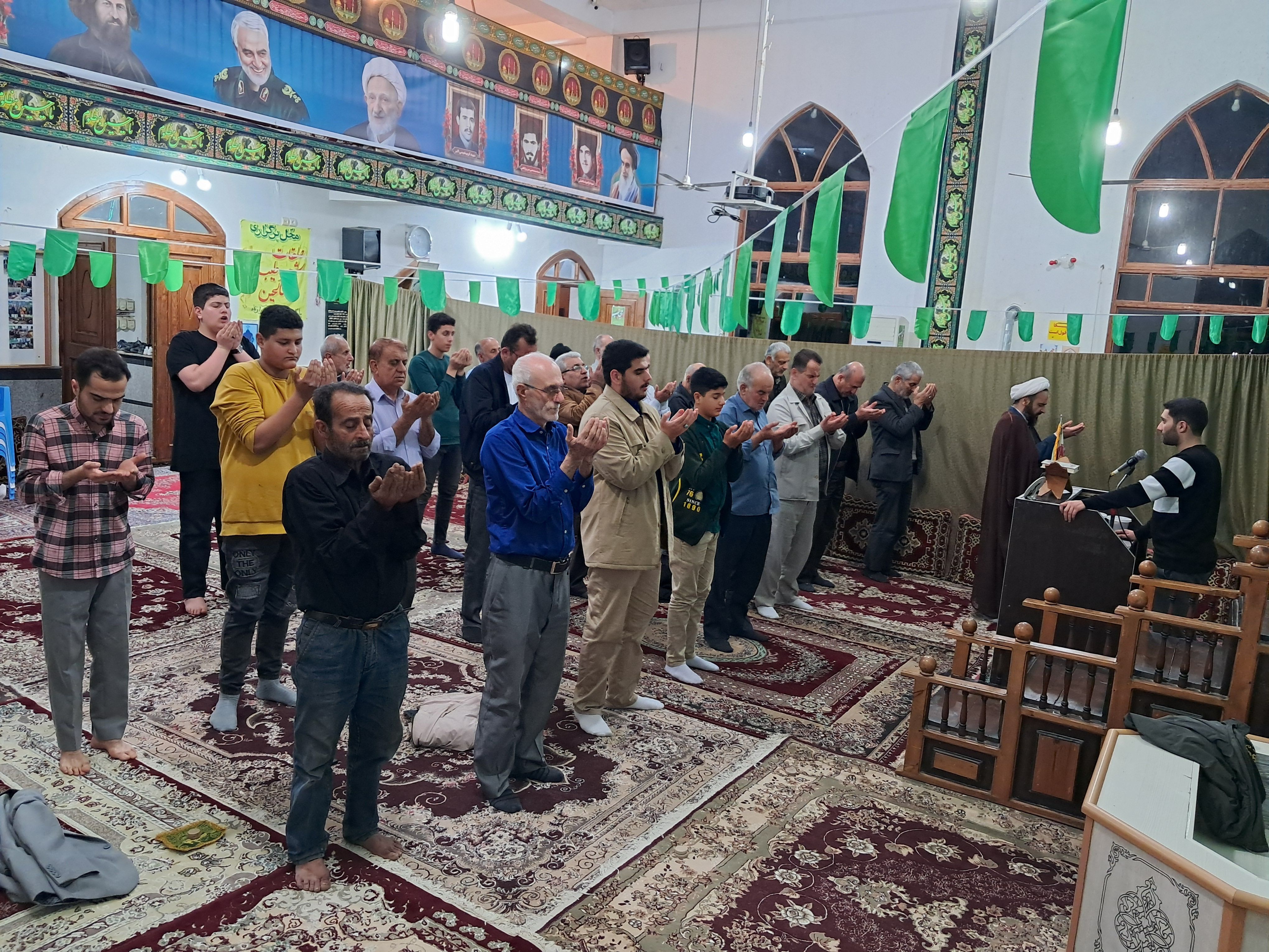 برپایی نماز جماعت به همراه تفسر و بیان احکام شرعی در کانون شهید مطهری