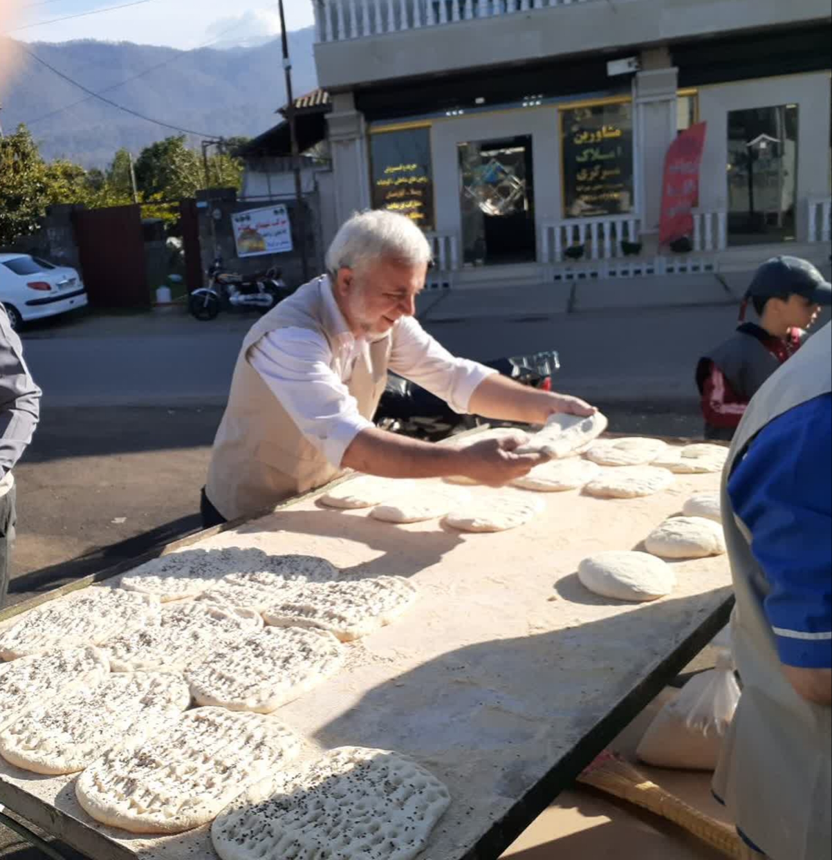 پخت نان صلواتی توسط موکب شهدای گمنام رودسر