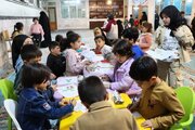 اهداء هدیه به کودکان شرکت کننده در نماز عیدفطر در امامزاده سید ابراهیم(ع) زنجان