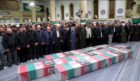 رهبر انقلاب بر پیکر هفت شهید راه قدس نماز اقامه کردند