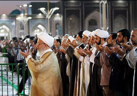 اقامه نماز با ۱۰۰ امام جماعت