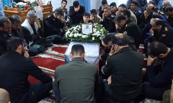 وداع همرزمان و خانواده با شهید مدافع امنیت سید محسن حسین نیا در مازندران