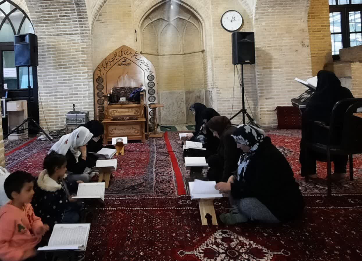 برگزاری مراسم جزءخوانی قرآن کریم ویژه خواهران درمسجد جامع کرمانشاه