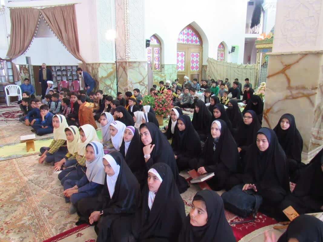 پیوند قرآن و عترت در تجلیل از دانش آموزان برگزیده قرآنی تیران