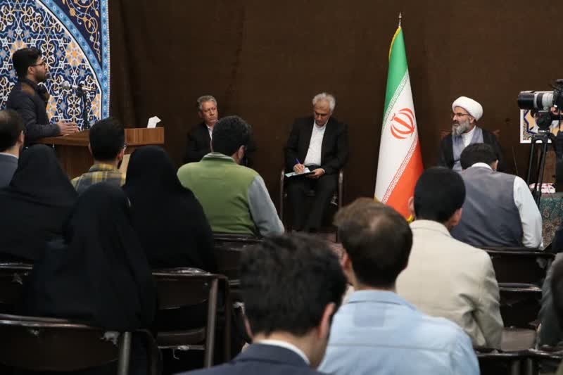 جوانان کمکاری دستگاههای اجرایی را به پای نظام و انقلاب ننویسند