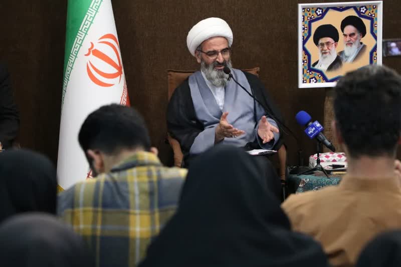 جوانان کمکاری دستگاههای اجرایی را به پای نظام و انقلاب ننویسند