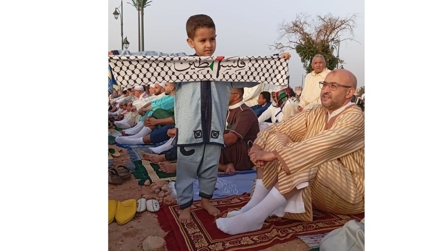 حمایت از غزه در نماز عید فطر مراکش با پرچم و کوفیه فلسطینی