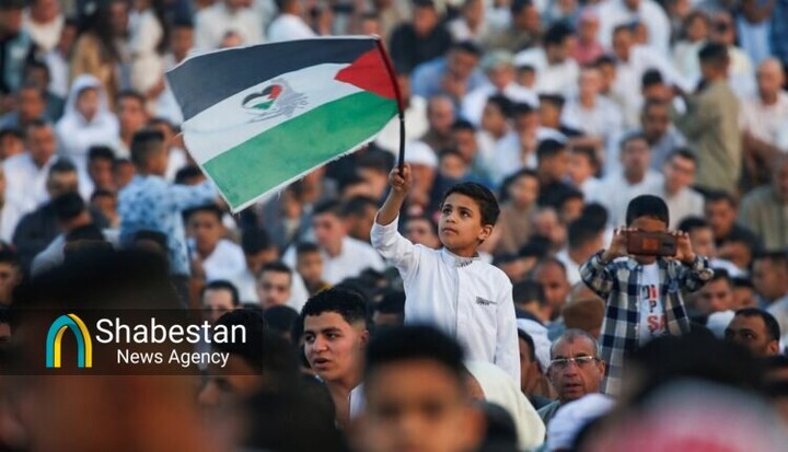 اهتزاز پرچم فلسطین در اقامه نماز عید در کشورهای مختلف جهان+ عکس
