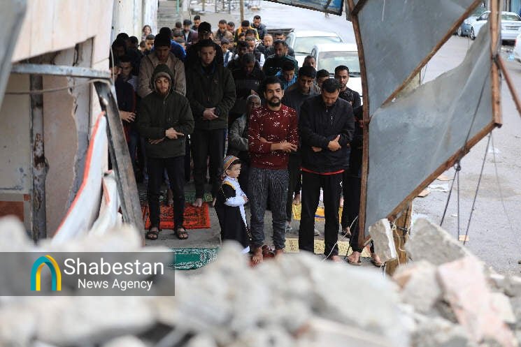 اقامه نماز عید فطر روی ویرانه های مساجد غزه+ عکس