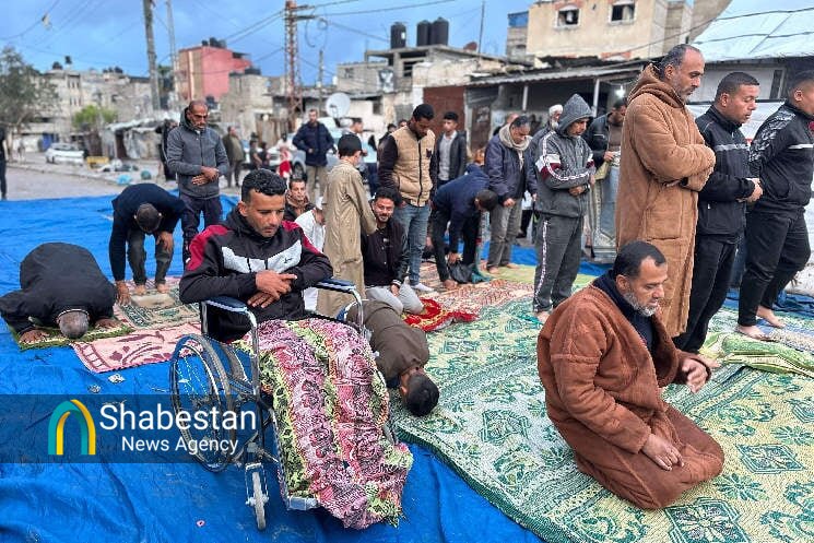 اقامه نماز عید فطر روی ویرانه های مساجد غزه+ عکس