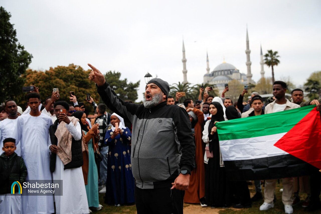 اهتزاز پرچم فلسطین در اقامه نماز عید در کشورهای مختلف جهان+ عکس