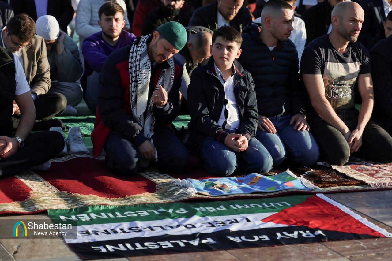 اهتزاز پرچم فلسطین در اقامه نماز عید در کشورهای مختلف جهان+ عکس