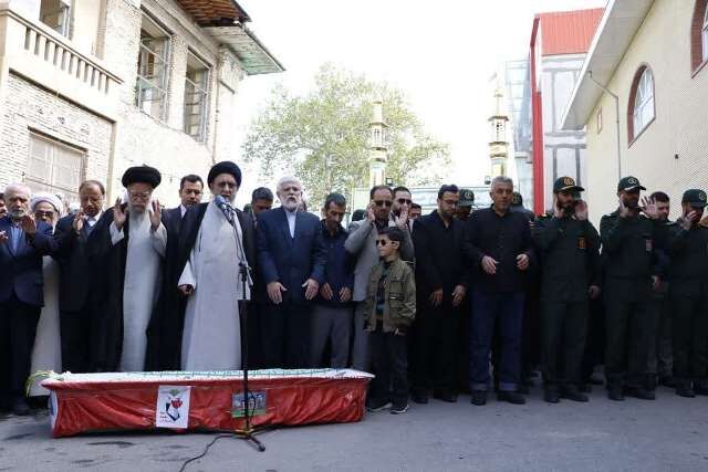 تشییع پیکر مادر شهیدان بهمنی نژاد در گرگان/ حاجیه خانم «فاطمه مازندرانی» در کنار فرزندانش آرام گرفت