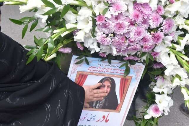 تشییع پیکر مادر شهیدان بهمنی نژاد در گرگان/ حاجیه خانم «فاطمه مازندرانی» در کنار فرزندانش آرام گرفت
