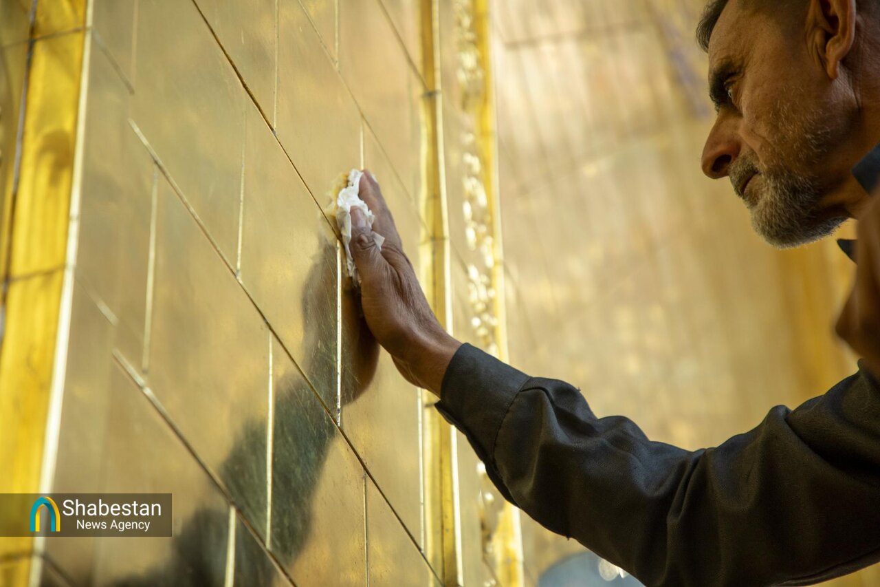 بازسازی و شستشوی ضریح ابالفضل العباس(ع) پس از پایان ماه مبارک رمضان+ عکس
