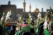 دختران مسجدی حرم مطهر رضوی را گلباران می‌کنند