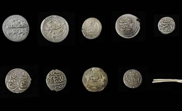 اهداء ده‌ها سکه‌ تاریخی به موزه رضوی