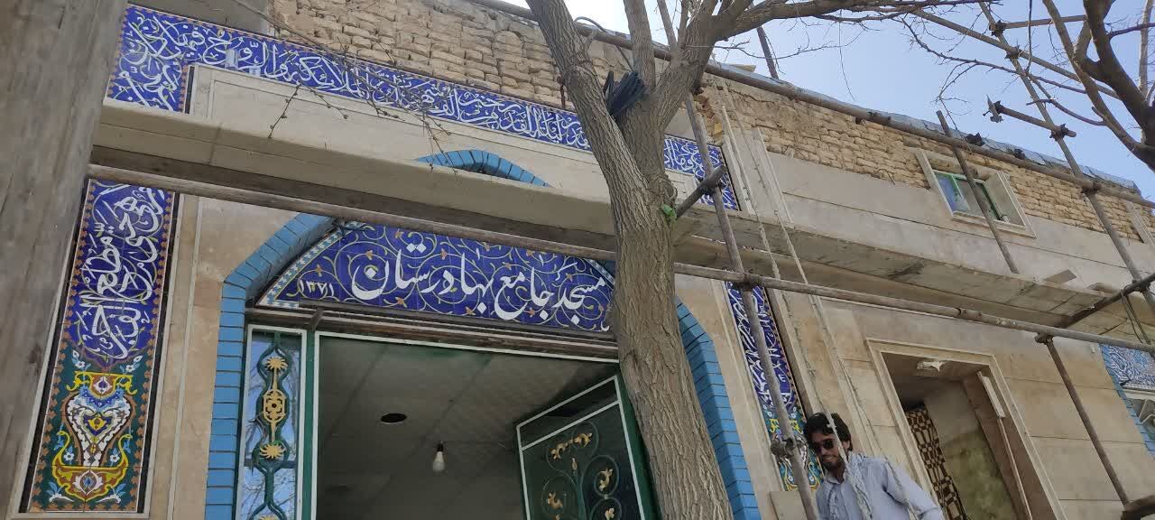 انجام عملیات سنگ‌کاری نمای مسجد جامع روستای بهادرستان  