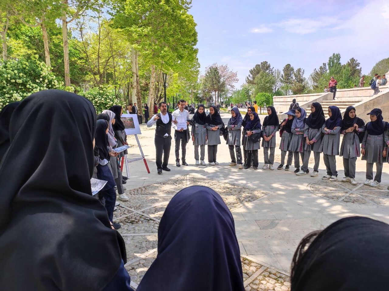 اجرای برنامههای هنری ناشنوایان در جوار آرامگاه فردوسی