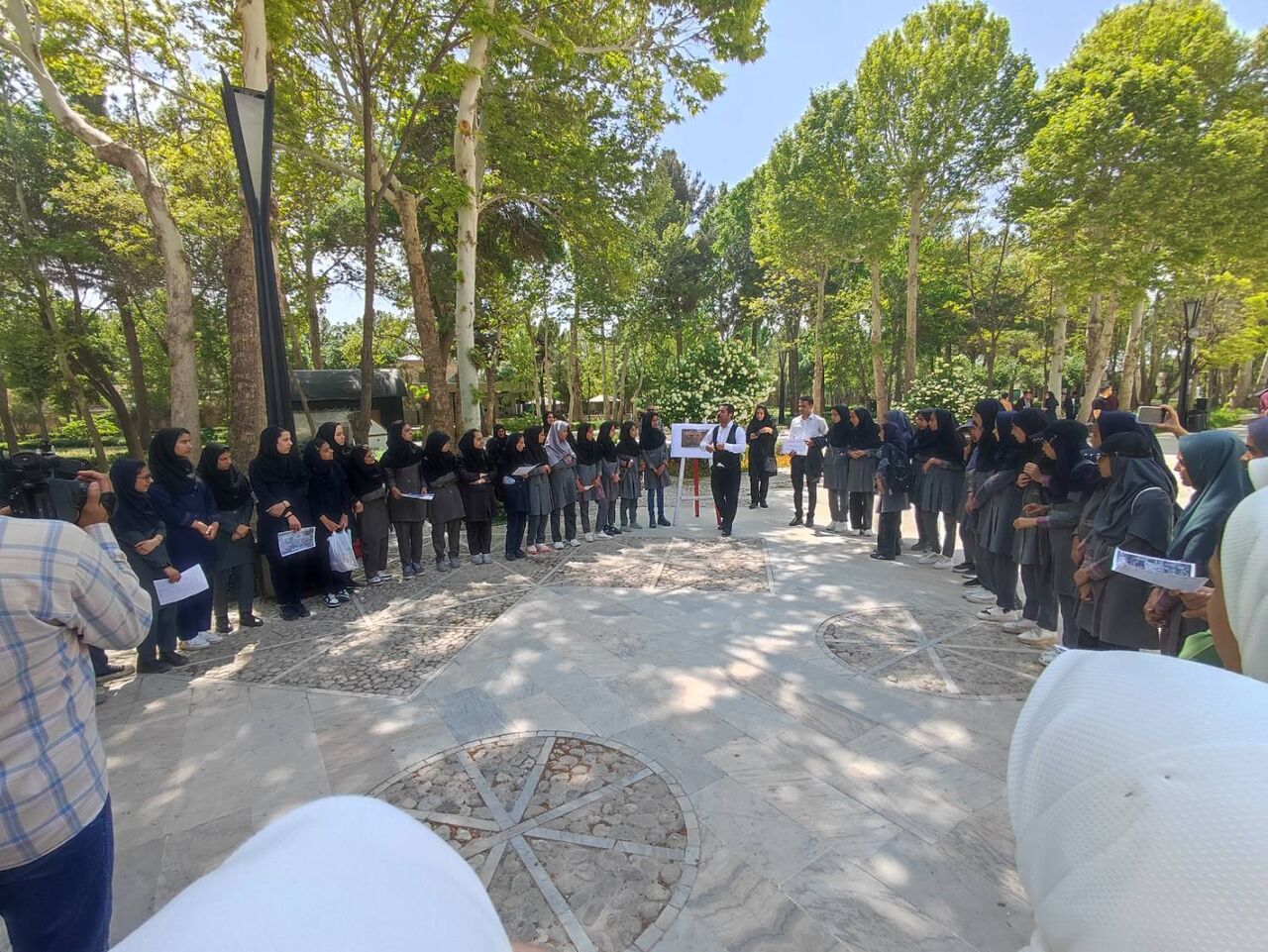 اجرای برنامههای هنری ناشنوایان در جوار آرامگاه فردوسی