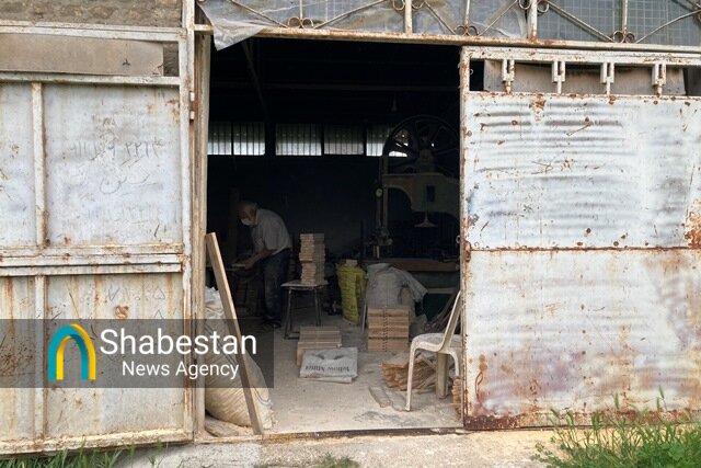 ساخت رحل به روش سنتی توسط آقا سیدعبدالله در جوار جنگل؛ تا زنده ام این کار را انجام می دهم