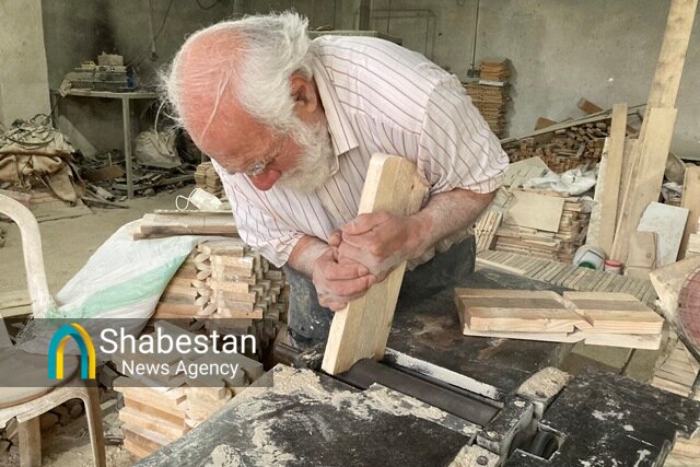 ساخت رحل به روش سنتی توسط آقا سیدعبدالله در جوار جنگل؛ تا زنده ام این کار را انجام می دهم