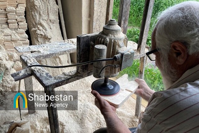 ساخت رحل به روش سنتی توسط آقا سیدعبدالله در جوار جنگل؛ تا زنده ام این کار را انجام می دهم