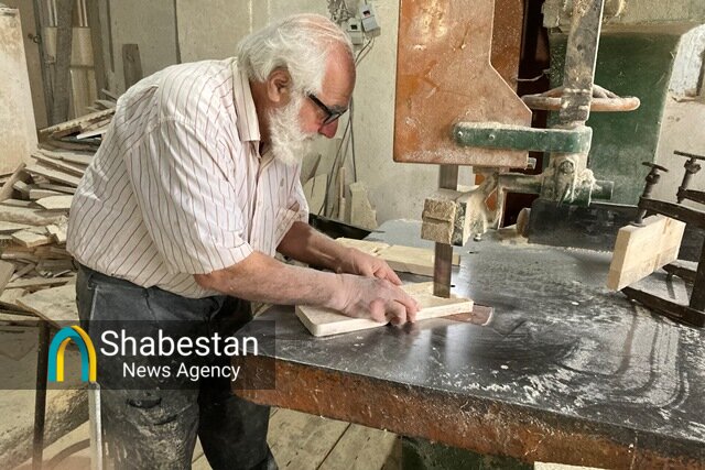 ساخت رحل به روش سنتی توسط آقا سیدعبدالله در جوار جنگل؛ تا زنده ام این کار را انجام می دهم