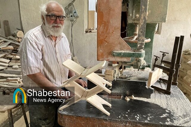 ساخت رحل به روش سنتی توسط آقا سیدعبدالله در جوار جنگل؛ تا زنده ام این کار را انجام می دهم