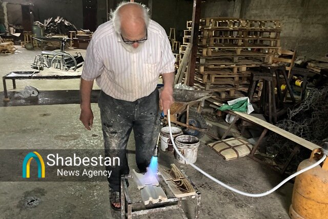 ساخت رحل به روش سنتی توسط آقا سیدعبدالله در جوار جنگل؛ تا زنده ام این کار را انجام می دهم