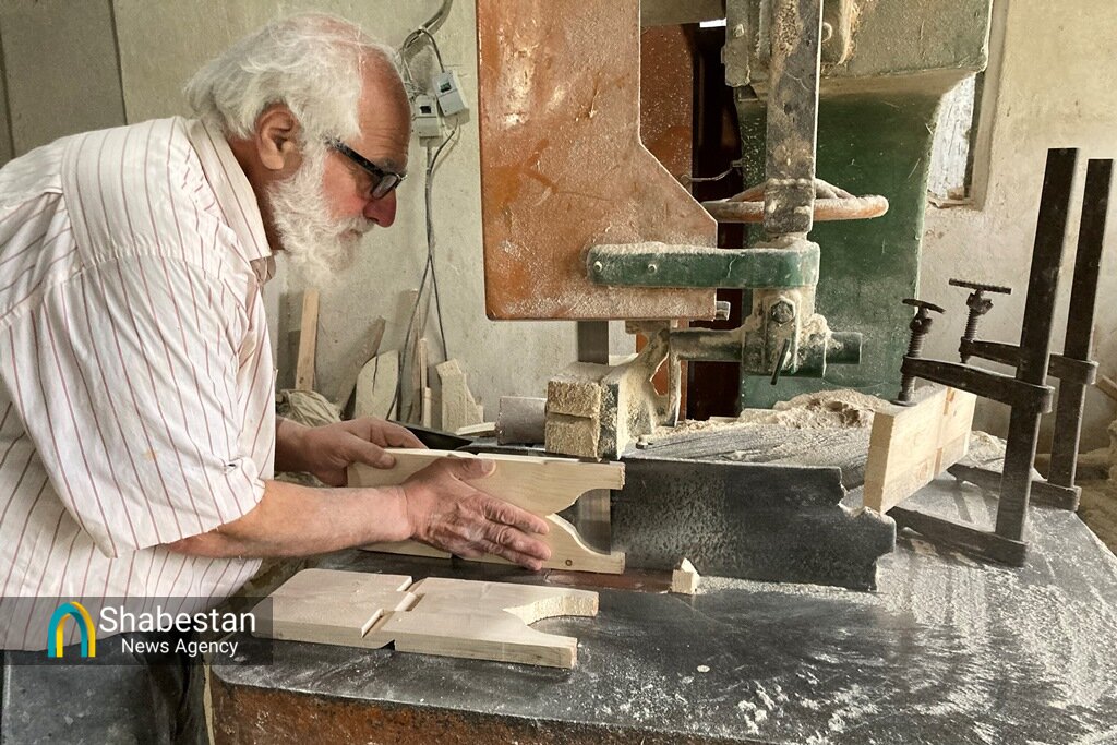 ساخت رحل چوبی قرآن در دل طبیعت/ سیدعبدالله: تا زنده‌ام این کار را انجام می‌دهم