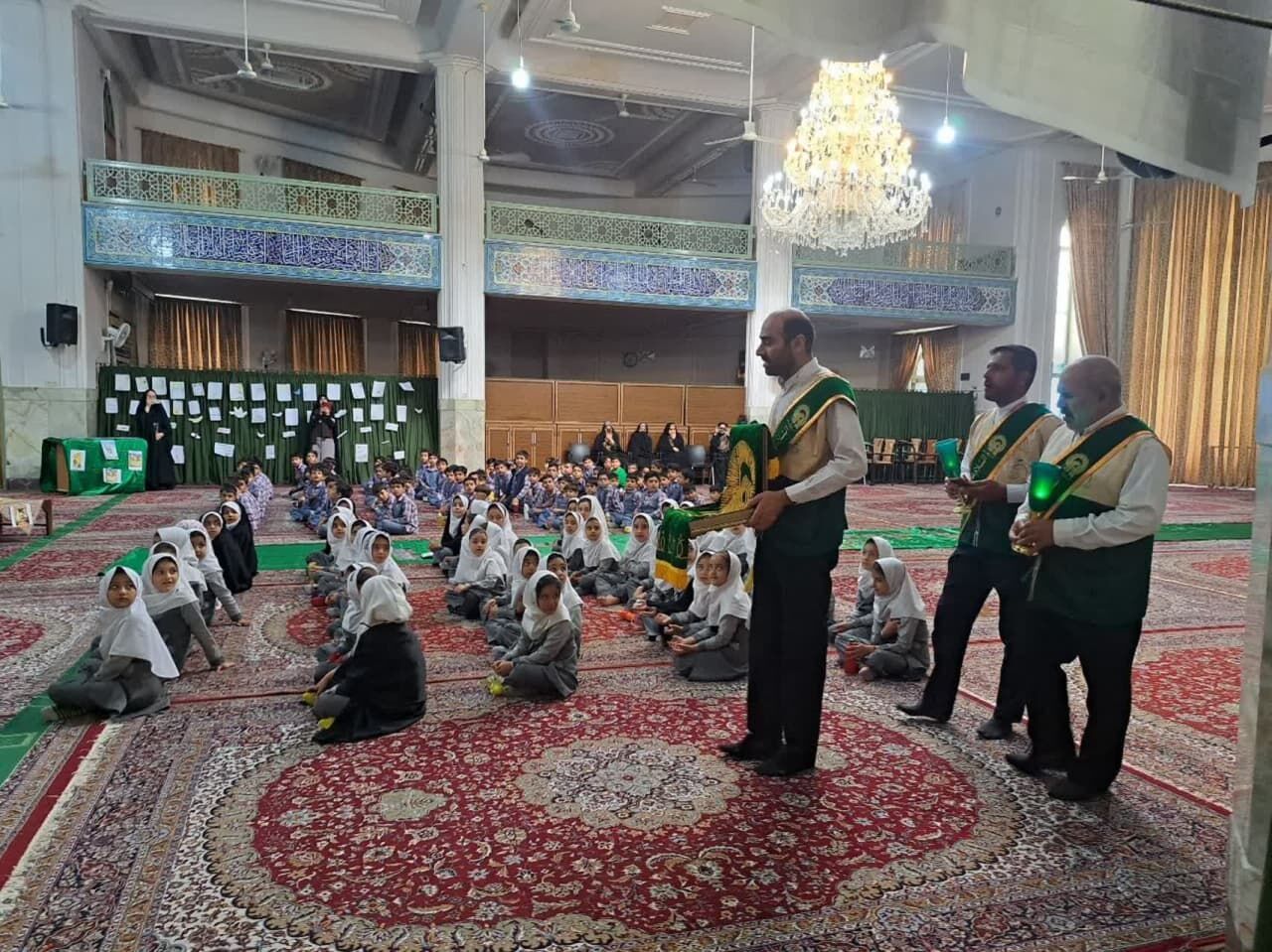 دانش آموزان کلاس اولی آران و بیدگل پای درس امام رضا(ع)