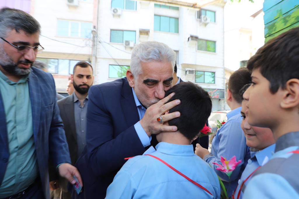 کارت همیار پسماند به دانش آموزان اهداء شد