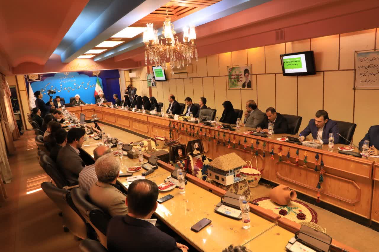 دانشآموزان دلداده معلمی هستند که علم و تقوا را در هم آمیخته باشد