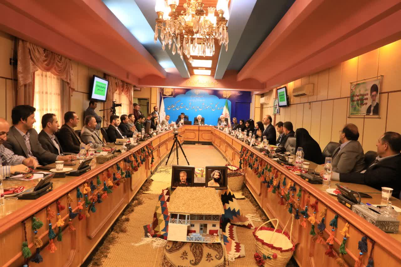 دانشآموزان دلداده معلمی هستند که علم و تقوا را در هم آمیخته باشد