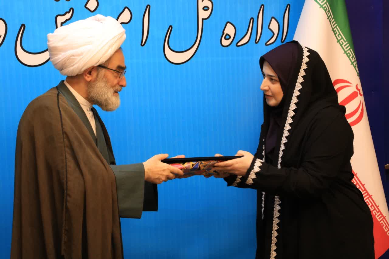 دانشآموزان دلداده معلمی هستند که علم و تقوا را در هم آمیخته باشد