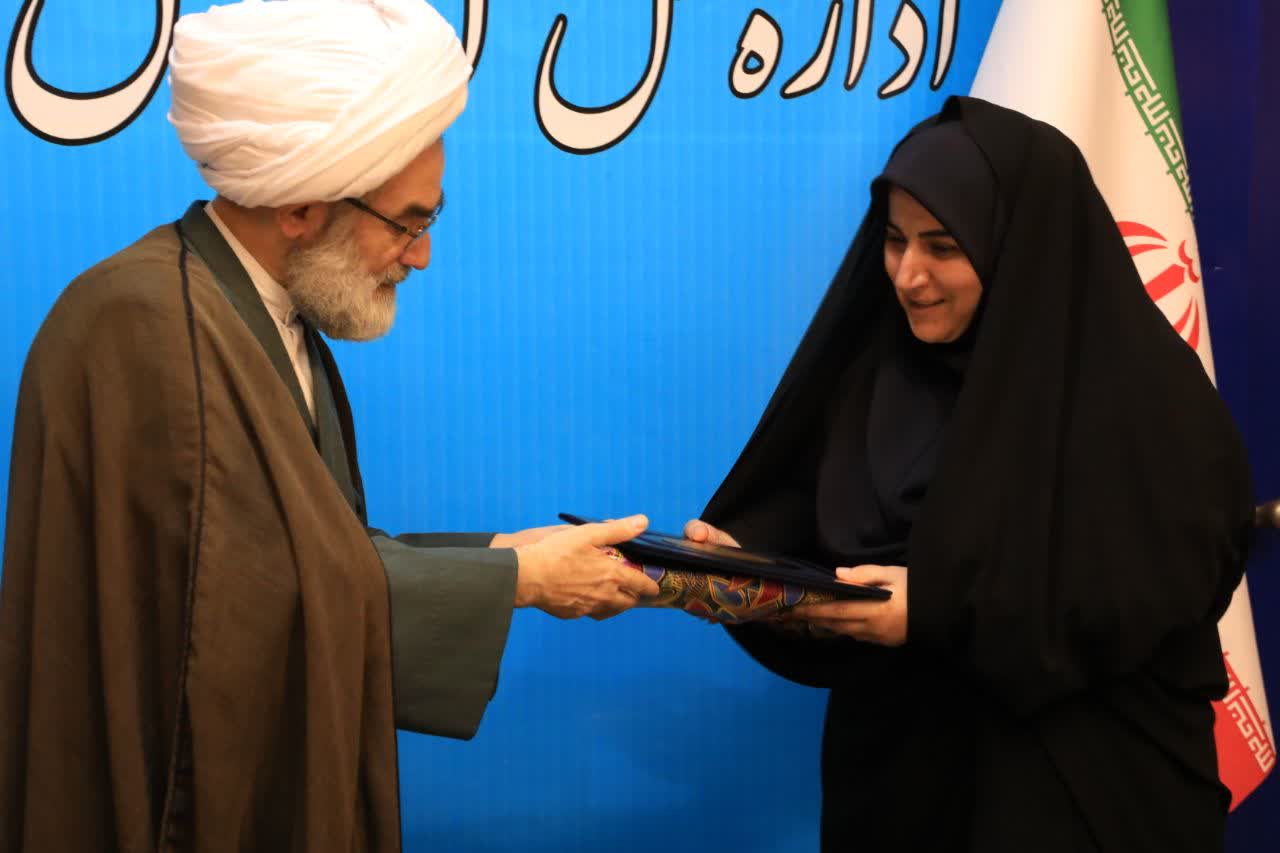 دانشآموزان دلداده معلمی هستند که علم و تقوا را در هم آمیخته باشد